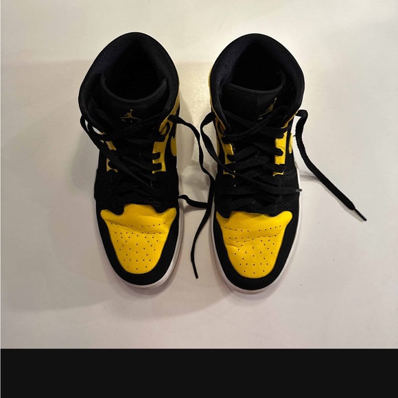 Jordan 1 Retro Mid ‘New Love’ - Picture 5 of 10